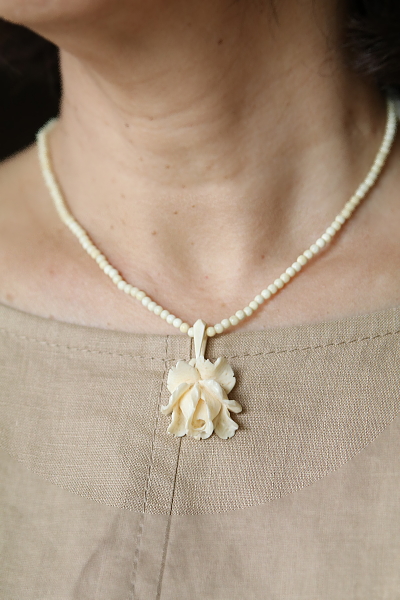 象牙の薔薇のペンダントネックレス　フランス　アンティークストリュフ