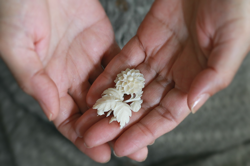 ダリアのアイボリーブローチ　象牙　ヨーロッパ　アンティークストリュフ
