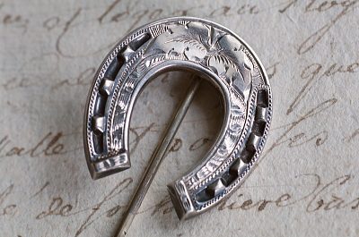 ホロウシルバーシューホーススティックピン　イギリス　アンティークストリュフ