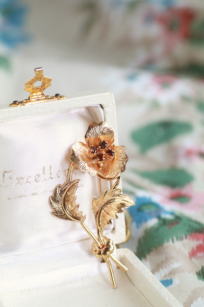 ゴールドプレートフラワーブローチ　アンバーガラス　ヨーロッパ　アンティークストリュフ 20250606