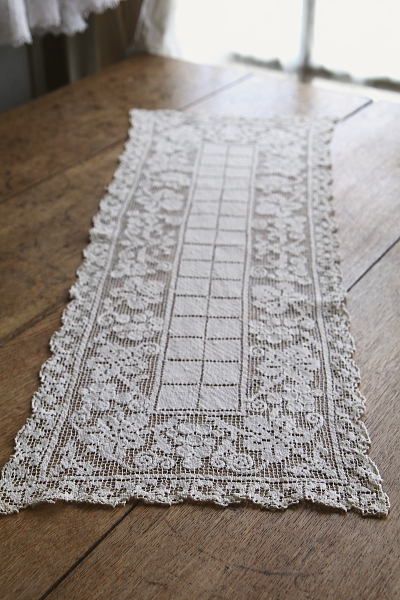 葡萄のフィレレーステーブルランナー　イギリス　アンティークストリュフ 20250715