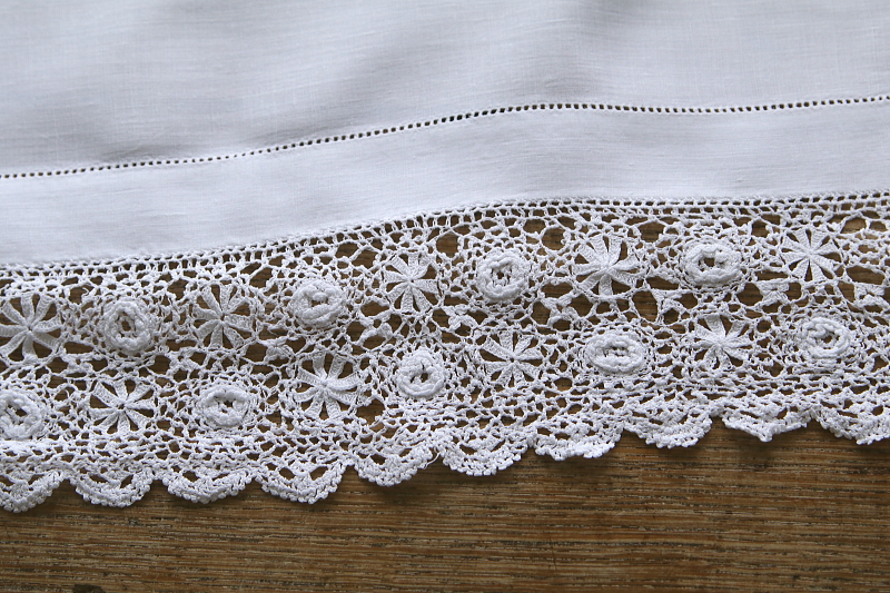 アイリッシュクロッシェリネンチェストトッパー　アイルランド　イギリス　アンティークストリュフ