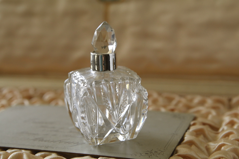 銀巻きのカットガラスパフュームボトル　イギリス アンティークストリュフ