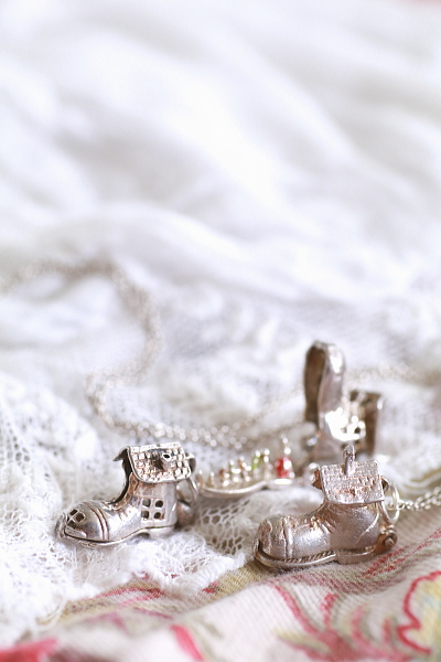 靴の家のシルバーチャーム　ヴィンテージ　イギリス　アンティークストリュフ 20250429