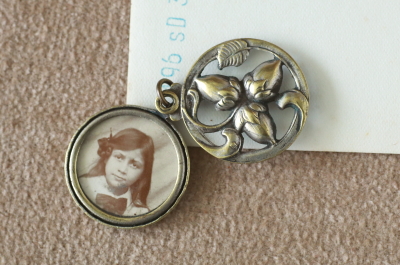 木の実のロケットペンダント　アール・ヌーヴォー　フランス　アンティークストリュフ