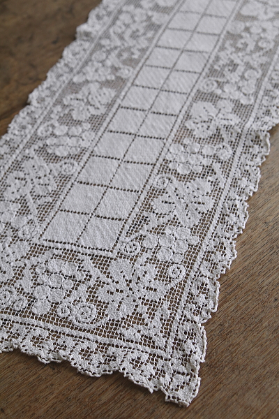 葡萄のフィレレーステーブルランナー　イギリス　アンティークストリュフ