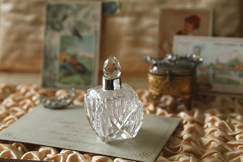 銀巻きのカットガラスパフュームボトル　イギリス アンティークストリュフ