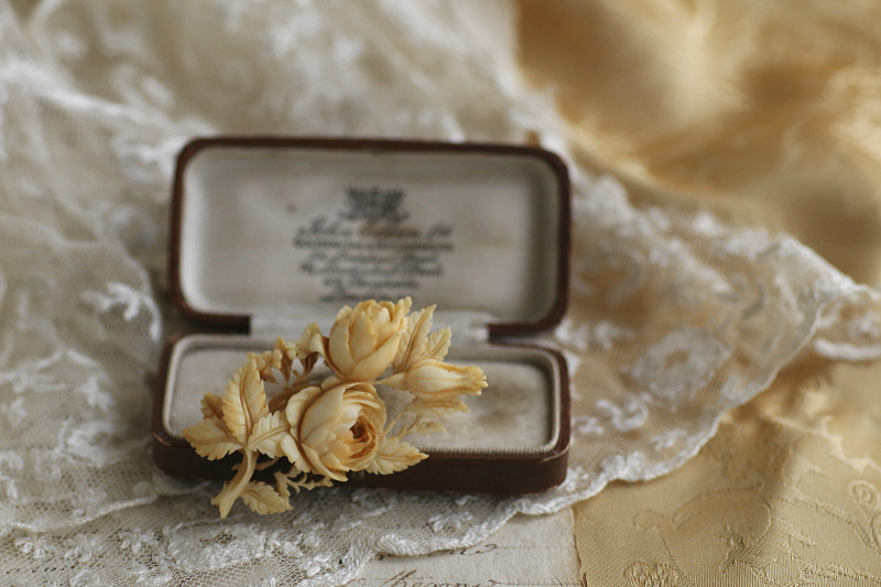 薔薇と勿忘草アイボリーブローチ　象牙　フランス アンティークストリュフ