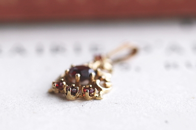 ヴィンテージガーネットペンダント　イギリス　アンティークストリュフ　 20251218