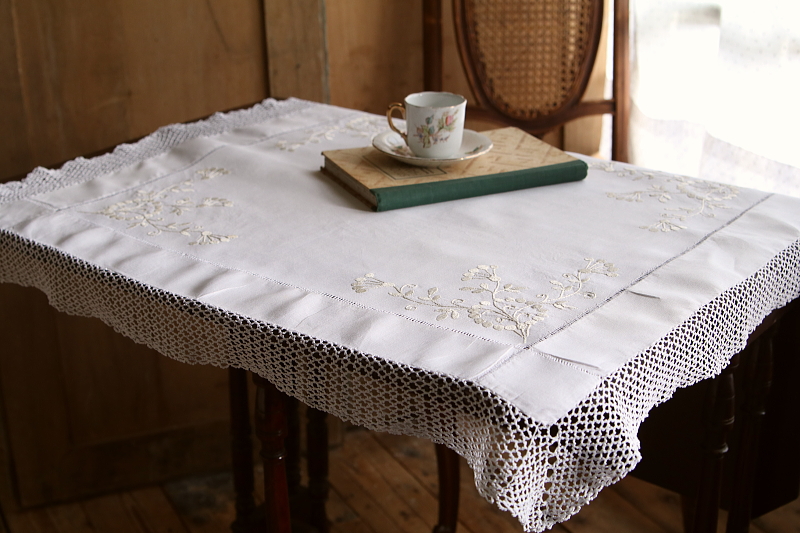 花の刺繍のティークロス　イギリス　アンティークストリュフ
