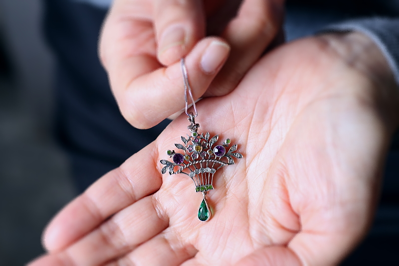 カラーペーストの花籠　シルバーペンダント　ヨーロッパ アンティークストリュフ