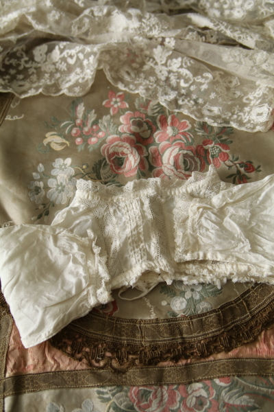 小さなシルクベビードレス　イギリス　アンティークストリュフ 202602010