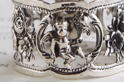 薔薇と天使のシルバーナプキンリング　イタリア　アンティークストリュフ