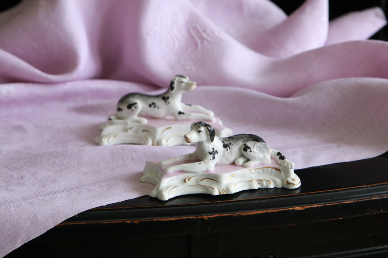 イングリッシュ・ポインターの着彩白磁像　ドイツ　アンティークストリュフ