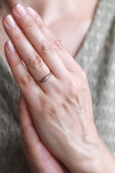 ピンクコーラル＆シードパール　ゴールドロープリング　イギリス　アンティークストリュフ