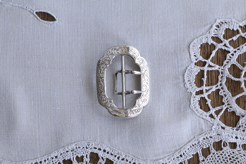 ハンドエングレービングシルバーバックル　イギリス　アンティークストリュフ