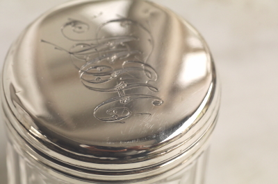 銀蓋の小さなガラスクリームジャースターリングシルバー　ヴィクトリアン　イギリス　アンティークストリュフ