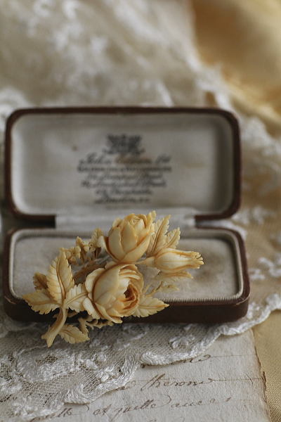薔薇と勿忘草アイボリーブローチ　象牙　フランス アンティークストリュフ