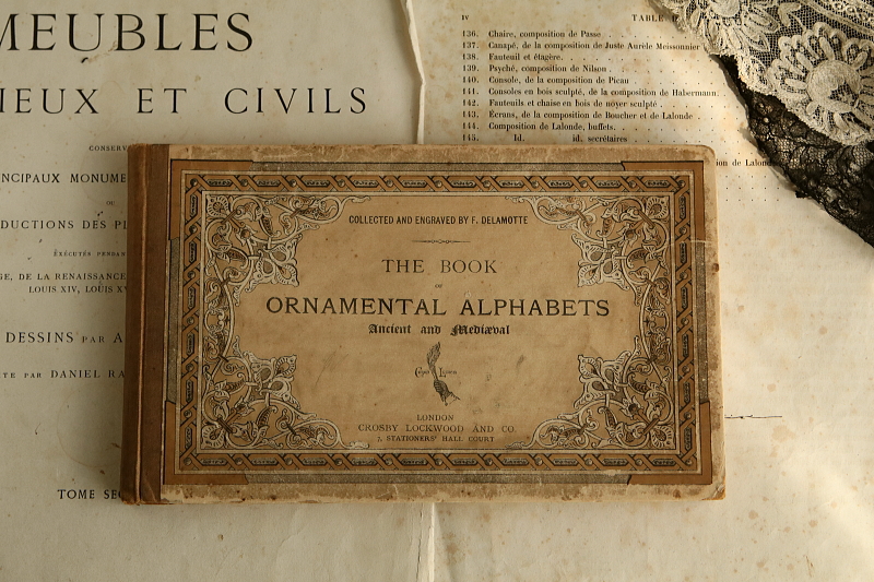 アルファベットの図案集　the book ornamental alphabets イギリス アンティークストリュフ