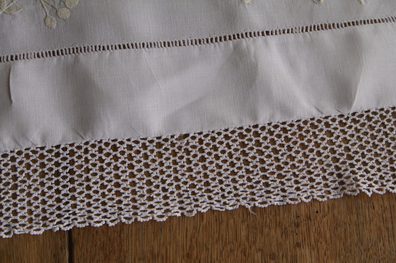 花の刺繍のティークロス　イギリス　アンティークストリュフ