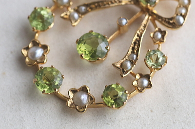 アンティークパールペンダントネックレス　ペリドット　リボンリース　マリーアントワネット　ルイ16世様式　ベルエポック　エドワーディアンジュエリー　イギリス　アンティークストリュフ