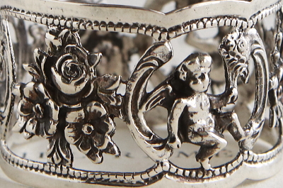 薔薇と天使のシルバーナプキンリング　イタリア　アンティークストリュフ