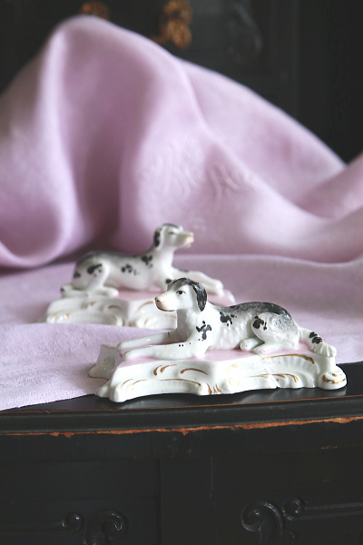 イングリッシュ・ポインターの着彩白磁像　ドイツ　アンティークストリュフ 20250521