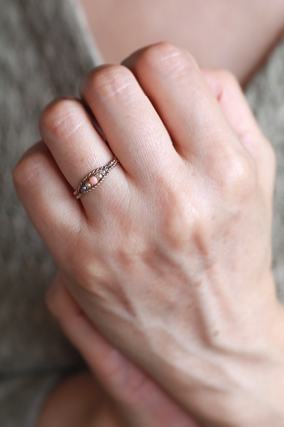 ピンクコーラル＆シードパール　ゴールドロープリング　イギリス　アンティークストリュフ