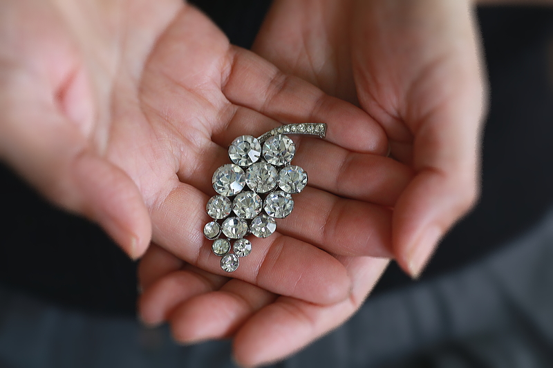 ラインストーン　ブドウドレスクリップ　イギリス　アンティークストリュフ