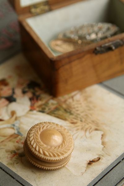 ベジタブルアイボリーのヴィネグレット　気付け薬　イギリス アンティークストリュフ 20250923 