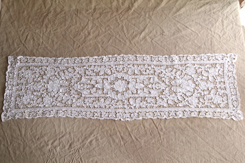 ニードルレーステーブルランナー　花唐草　アンティークストリュフ