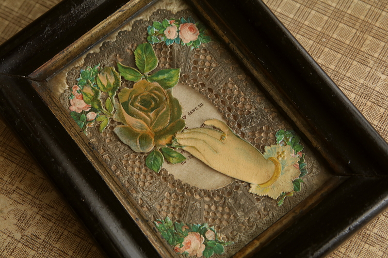 ヴィクトリアングリーティングカードフレーム　バラを持つ貴婦人の手 アンティークストリュフ