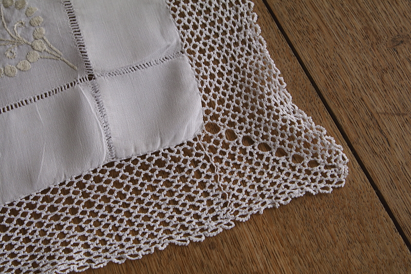 花の刺繍のティークロス　イギリス　アンティークストリュフ