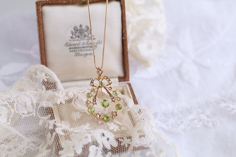 アンティークパールペンダントネックレス　ペリドット　リボンリース　マリーアントワネット　ルイ16世様式　ベルエポック　エドワーディアンジュエリー　イギリス　アンティークストリュフ