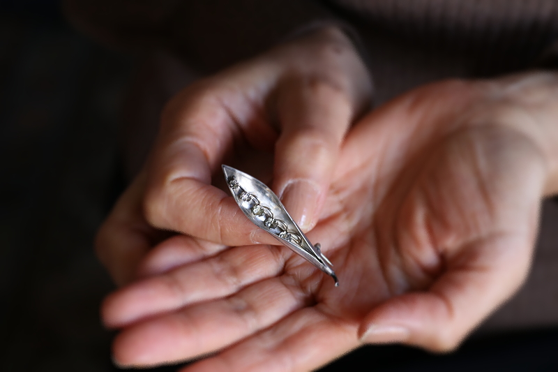 ペーストの鈴蘭シルバーブローチ　イギリス　アンティークストリュフ 202602024