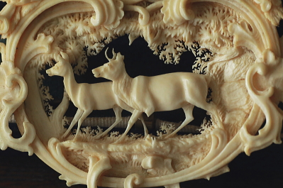 カーブドアイボリーブローチ　象牙　森の鹿　ドイツ　アンティークストリュフ