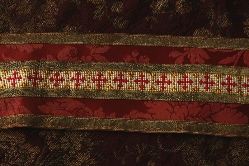 シルクダマスクとプチポワン　祭服の装飾　十字架　フランス　アンティークストリュフ