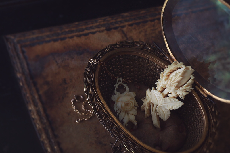 モスローズアイボリーペンダント　カーブドボーンブローチ　ヴィクトリアン　アンティークジュエリー　ヴィンテージアクセサリー　アンティークストリュフ 20250624