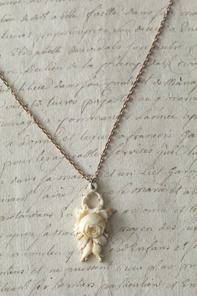 モスローズアイボリーペンダント　カーブドボーンブローチ　ヴィクトリアン　アンティークジュエリー　ヴィンテージアクセサリー　アンティークストリュフ