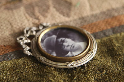 リボン飾りの小さなフォトスタンド　フランス　アンティークストリュフ