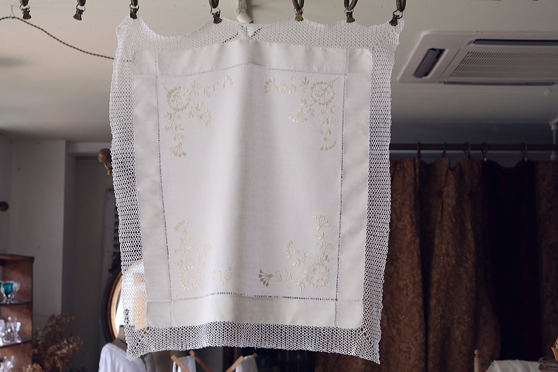 花の刺繍のティークロス　イギリス　アンティークストリュフ