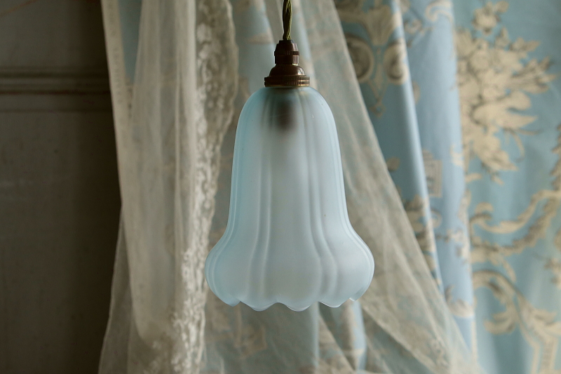 フロストブルーグラスのペンダントランプ　イギリス　アンティークストリュフ