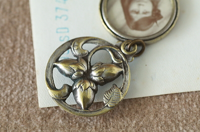 木の実のロケットペンダント　アール・ヌーヴォー　フランス　アンティークストリュフ