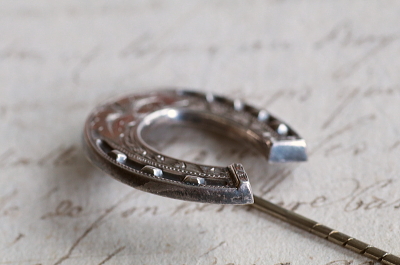 ホロウシルバーシューホーススティックピン　イギリス　アンティークストリュフ