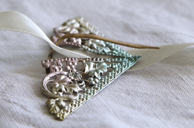 ペースト飾りのアイビーバックル　ヨーロッパ　アンティークストリュフ