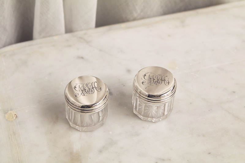 銀蓋の小さなガラスクリームジャースターリングシルバー　ヴィクトリアン　イギリス　アンティークストリュフ