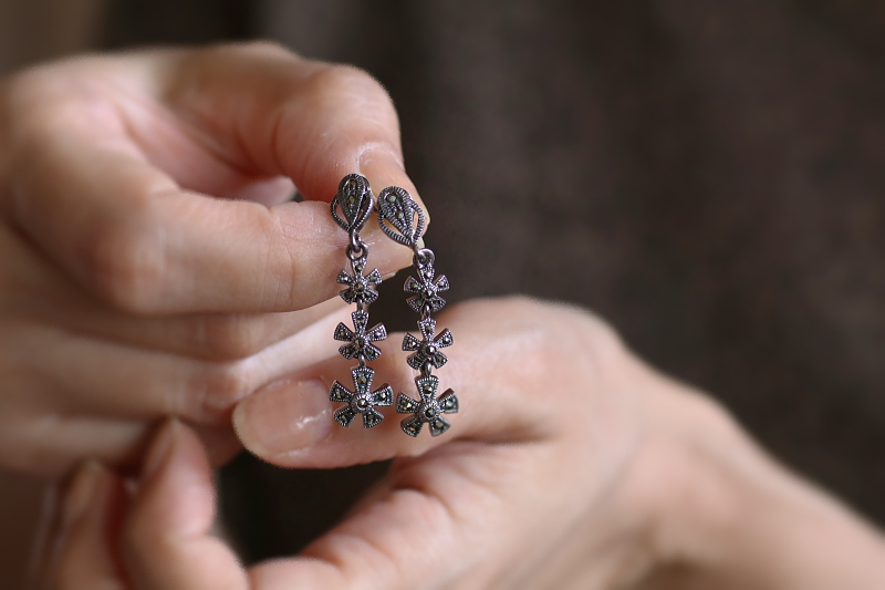 マーカサイトの花シルバーピアス　ヨーロッパ　アンティークストリュフ