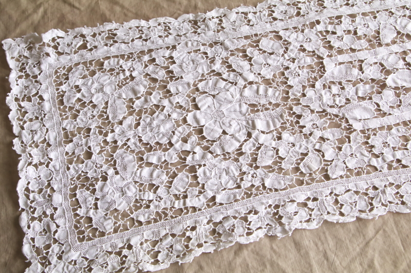 ニードルレーステーブルランナー　花唐草　アンティークストリュフ