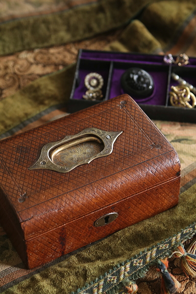 花のエングレービング　レザージュエリーボックス　イギリス アンティークストリュフ