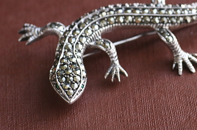 マーカサイトアンドシルバーリザードブローチ　グリーンアイズ　ヨーロッパ　アンティークストリュフ